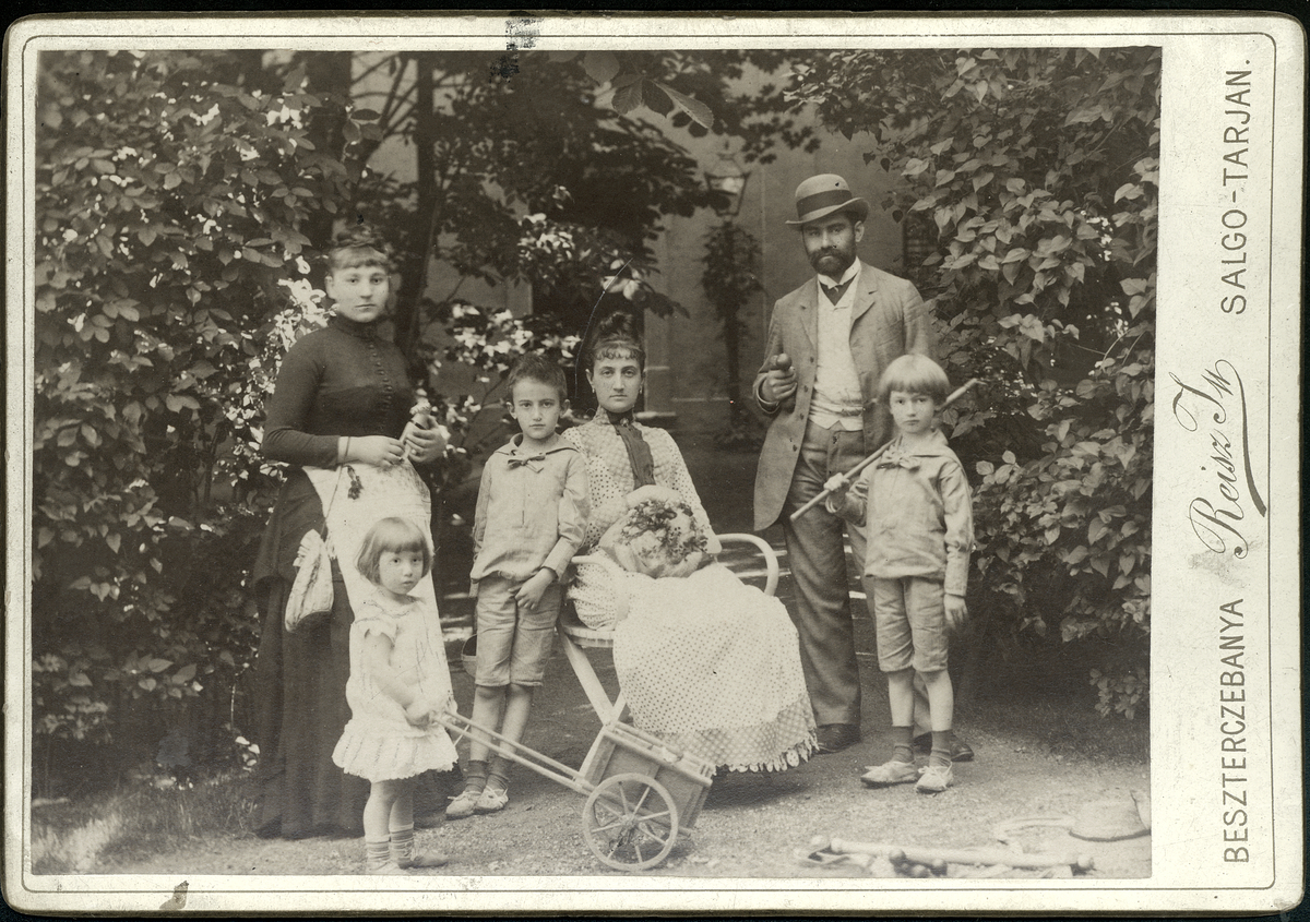 Reisz: Hatvany Lajos anyjával, testvéreivel, másokkal | PLM Collection