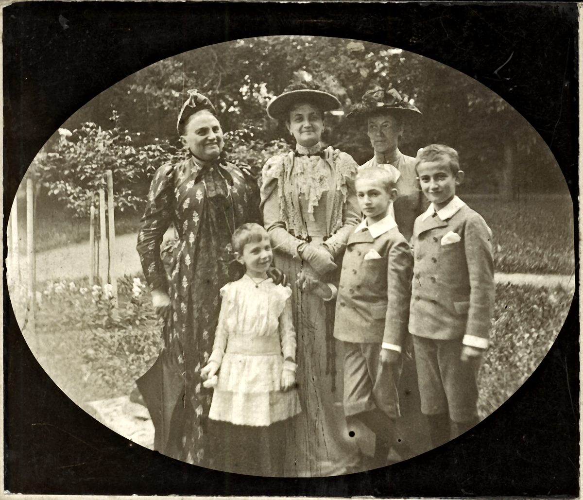 Ismeretlen: Hatvany Lajos anyjával, Paula nagyanyjával, testvéreivel | PIM Gyűjtemények