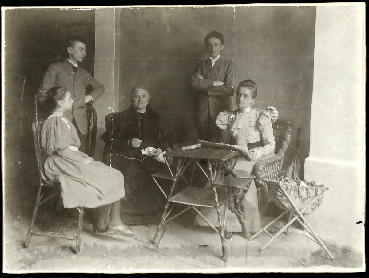 Ismeretlen: Hatvany Lajos anyjával, Paula nagyanyjával és testvéreivel | Library OPAC