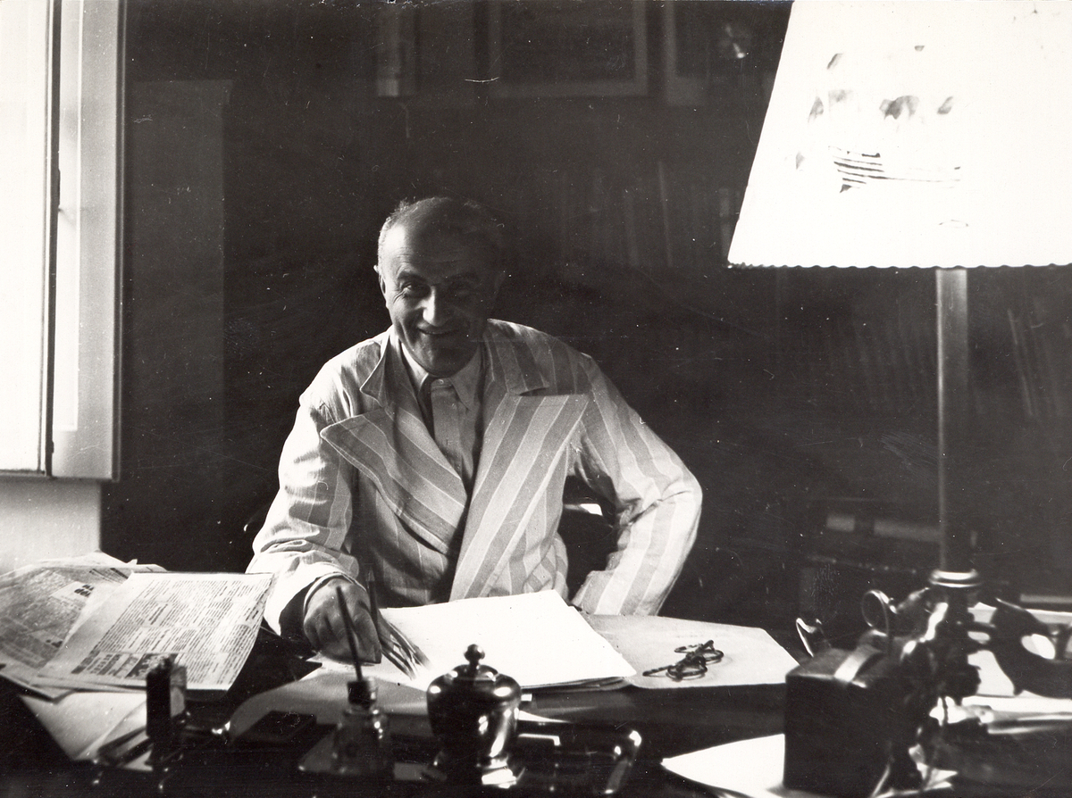 Ismeretlen: Hatvany Lajos dolgozószobájában íróasztalánál | PLM Collection