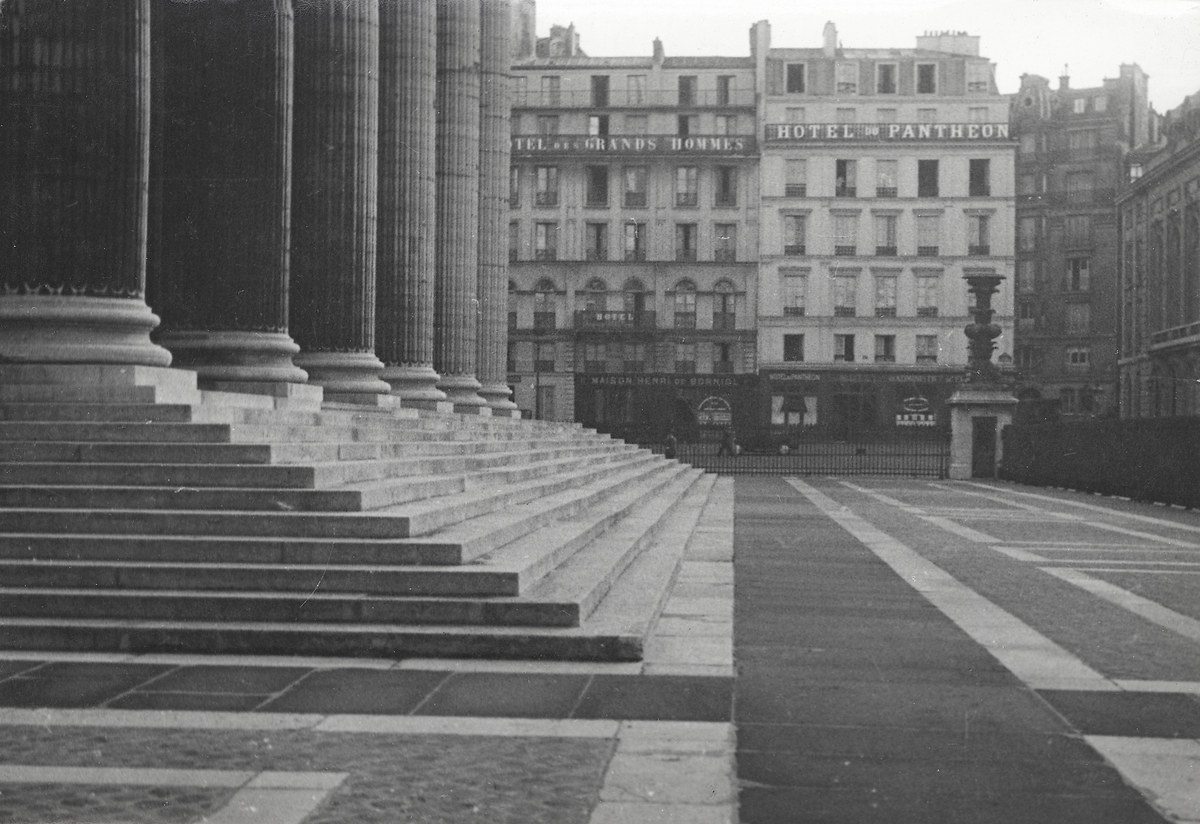 Kertész, André: „A place du Panthéon, ahol Ady sokat járt. Az oszlopok elé Rodin Penseur-jét állították fel” | PIM Gyűjtemények