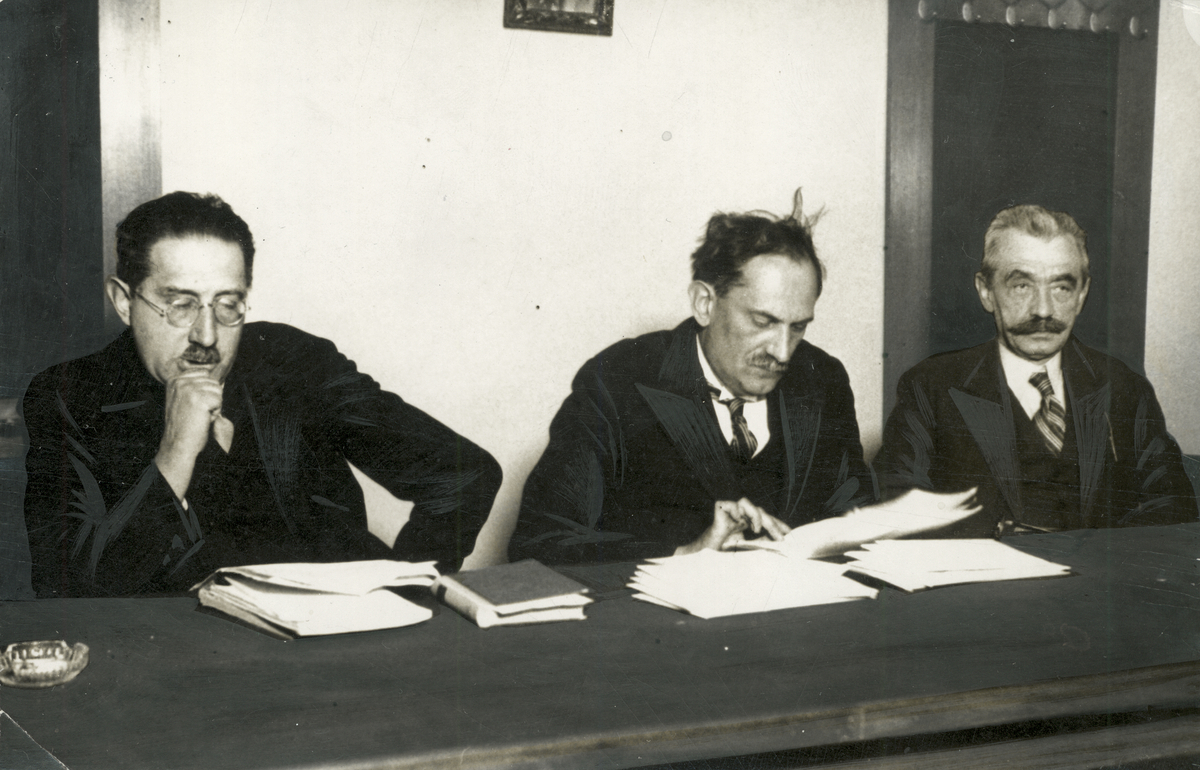 Ismeretlen: Basch Lóránt, Babits Mihály és Schöpflin Aladár az 1937. évi Baumgarten-díjak kiosztásán. | PIM Gyűjtemények