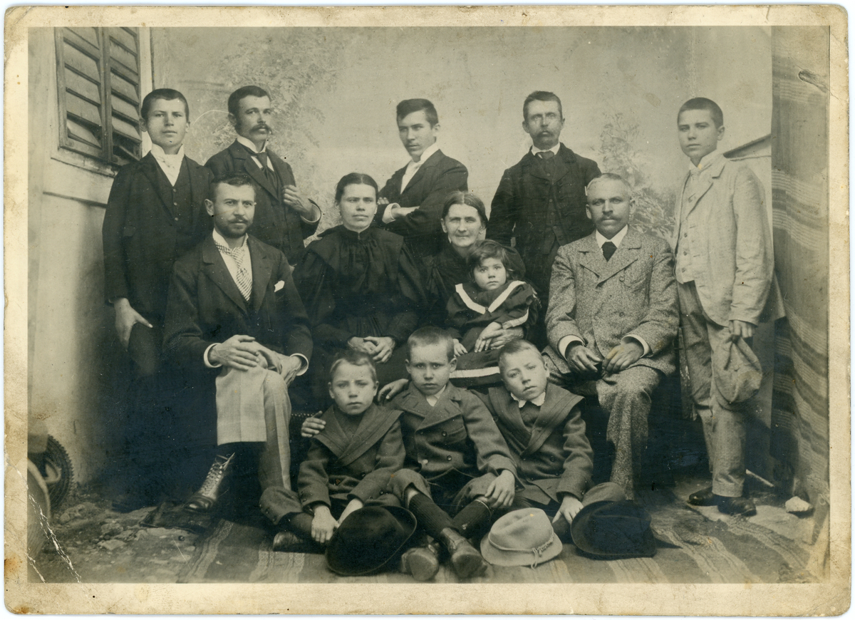 Ismeretlen: A Móricz- és a Pallagi-család | Library OPAC